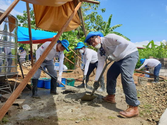 현대제철 글로벌 임직원 봉사단원들이 필리핀 북사마르주 카타르만에 완공된 직업훈련센터에서 봉사활동을 펼치고 있다. ⓒ 현대제철