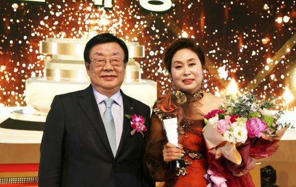 김정남 DB손해보험 사장(왼쪽)과 장순기 PA가 기념촬영하고 있다. ⓒ DB손해보험