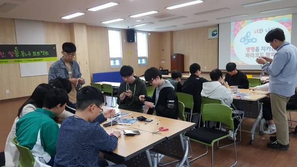 보·안·등 프로젝트에 참여한 청소년들이 지역민들에게 나눠줄 생명의 끈 파라코드 팔찌를 손수 만들고 있다. ⓒ 서구청소년문화의집