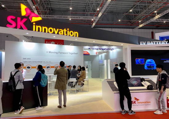 SK이노베이션이 '2019 상하이 모터쇼'에서 단독부스를 열고, 전기차 배터리 제품 및 LiBS, FCW 등 계열 첨단 미래차 관련 핵심부품을 전시했다. ⓒ SK이노베이션
