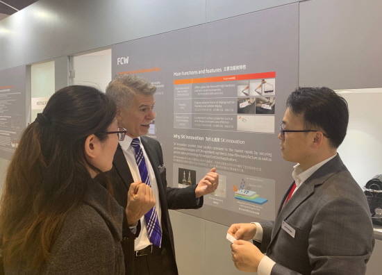 SK이노베이션 직원이 부스에 방문한 업계 관계자들을 대상으로 제품에 대해 설명하고 있다. ⓒ SK이노베이션