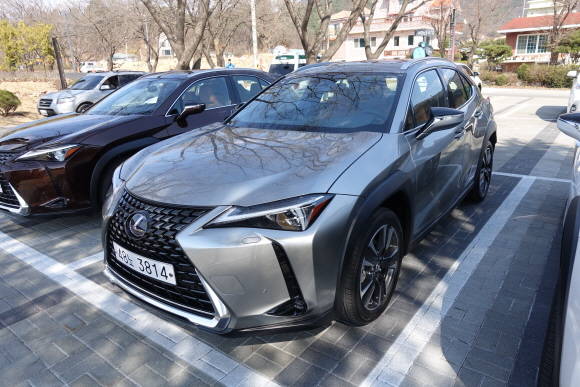 렉서스 디자인의 상징인 대형 스핀들 그릴은 압도적인 존재감을 선사한다. = 노병우 기자