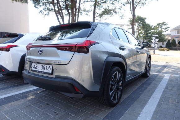 레이싱카의 후면 날개에서 영감을 받은 일자형 리어 콤비네이션 램프는 운전 시 바람으로 인한 차량의 흔들림을 안정시키는 공기역학기능도 겸한다. = 노병우 기자