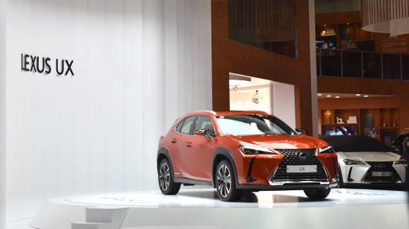 UX가 지난 2019서울모터쇼에서 공개되고 있는 모습. = 노병우 기자