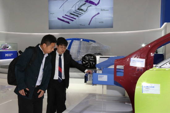 현대제철이 '2019상하이모터쇼'에서 자동차 전문브랜드 'H-솔루션'과 고장력강·핫스탬핑 등 자동차용 소재를 관람객들에게 소개하고 있다. ⓒ 현대제철