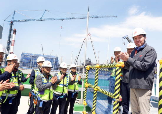 최태원 SK그룹 회장이 17일 새로운 성장 전략으로 제시한 '사회적 가치 창출을 통한 성장' 현장인 SK에너지 울산CLX VRDS 신설 현장을 방문해 구성원들을 격려하고 안전시공을 당부하고 있다. ⓒ SK이노베이션