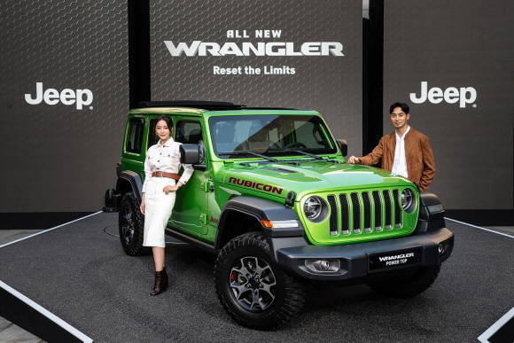 지프 브랜드 최초의 전동식 소프트탑을 탑재한 랭글러 파워탑 4도어 모델. ⓒ FCA 코리아