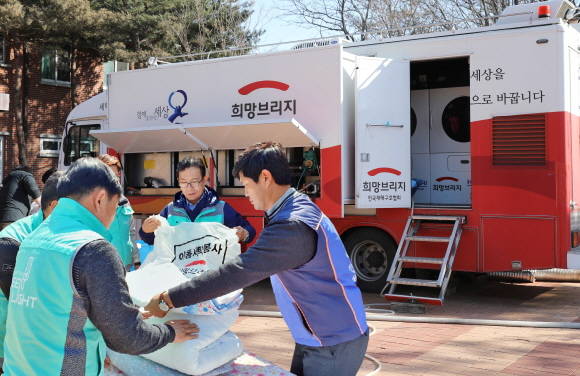 현대·기아차는 임직원들이 강원도 산불 피해 지역에 투입된 현대차그룹의 도시형 세탁구호차량과 함께 세탁 봉사를 하고 있는 모습. ⓒ 현대·기아자동차