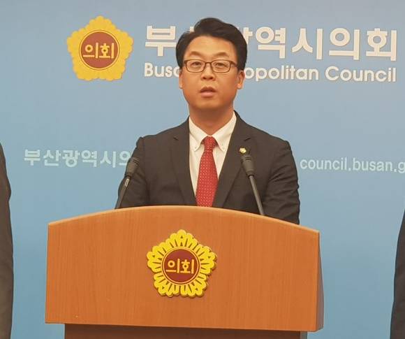 곽규택 대변인이 18일 부산시의회 브리핑룸에서 열린 '부산시 공공기관 블랙리스트' 관련 기자회견을 통해 자유한국당 부산시당의 입장을 밝히고 있다. ⓒ 프라임경제