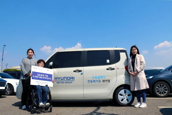 김포공항에서 수동휠체어 전동화키트 셰어링 서비스를 이용하는 정지영씨가 기념포즈를 취하고 있는 모습. ⓒ 현대자동차그룹