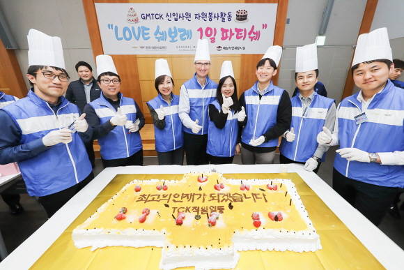 행사에 참석한 GMTCK 로베르토 렘펠 사장을 포함한 경영진과 신입사원 등 120여명이 기념촬영을 하고 있는 모습. ⓒ 한국GM