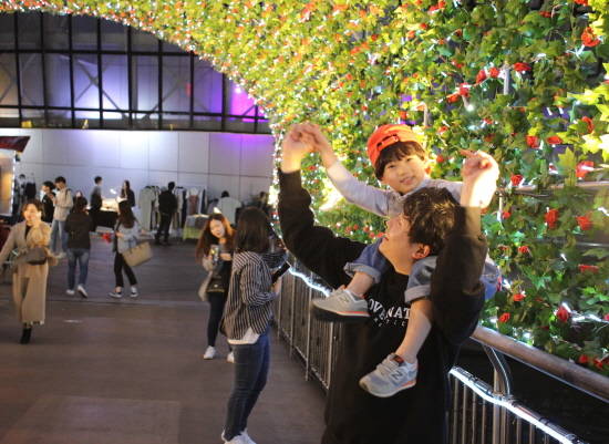 효성이 세빛섬에서 오는 5월26일까지 봄꽃축제 '세빛 스프링 블라썸'을 개최한다. 사진은 장미터널을 찾은 방문객 모습. ⓒ 효성