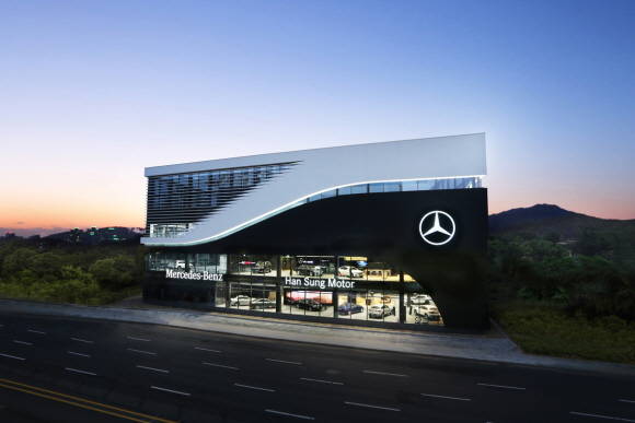 메르세데스-벤츠 코리아가 새롭게 오픈한 강남자곡전시장. ⓒ 메르세데스-벤츠 코리아