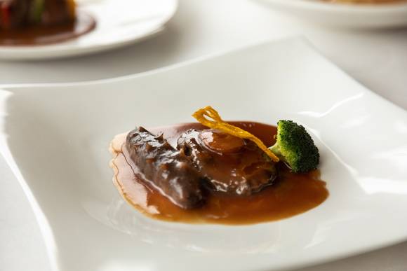 광동특선 메뉴 중 단연 고급 메뉴인 길품전복 통해삼. ⓒ ㈜부산롯데호텔