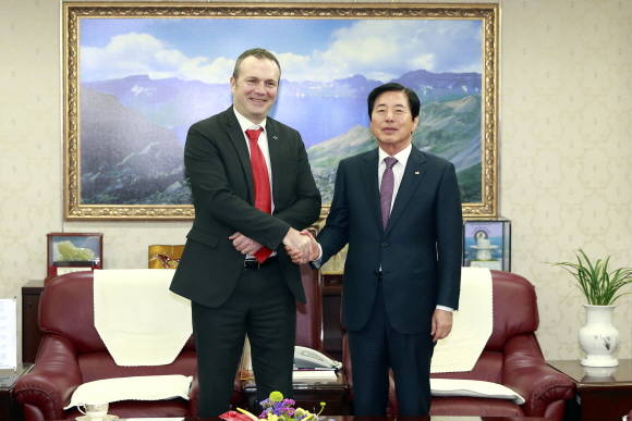 르노삼성 도미닉 시뇨라 사장(왼쪽)과 허용도 부산상공회의소 회장(오른쪽)이 만나 고객신뢰 회복과 내수판매 증진을 위한 경영활동을 부산공장 상황과는 별개로 더 적극적으로 펼쳐갈 것임을 밝혔다. ⓒ 르노삼성자동차