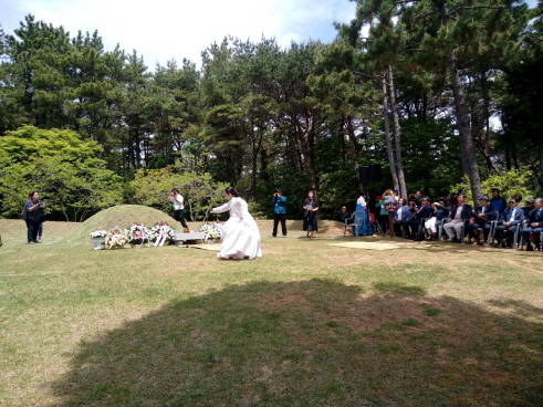 통영시는 금년 박경리 작가 10주기 추모를 문학축전 형식으로 성대히 치를 예정이다. 사진은 과거 행사의 헌무 장면. ⓒ 통영시