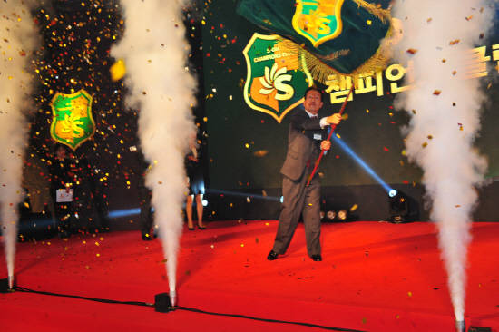 2019년 S-OIL 챔피언스 클럽 시상식 후 대상 수상자인 박청동 군산 흥남주유소 대표가 깃발 세레모니를 하고 있다. ⓒ 에쓰오일