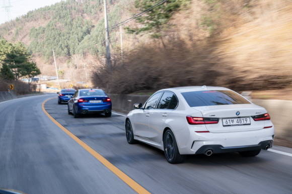 뉴 3시리즈는 이전 모델 대비 무게를 최대 55㎏ 줄였으며, 10㎜ 낮아진 무게 중심에 50:50의 이상적인 무게 배분을 구현한 것이 특징이다. ⓒ BMW 코리아