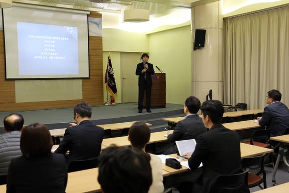 부산항만공사는 임직원 100여 명이 참석한 가운데 조송현 동아대 겸임교수를 초청 '미디어와 언론보도의 이해'를 주제로 특강을 실시했다. ⓒ BPA