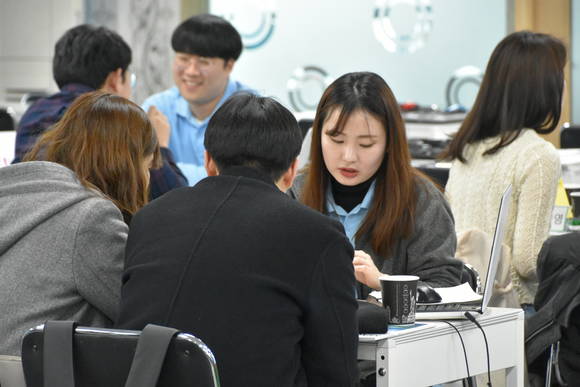 팜투어 신혼여행 박람회에 참여 한 허니무너들이 상담 진행중이다. ⓒ 팜투어