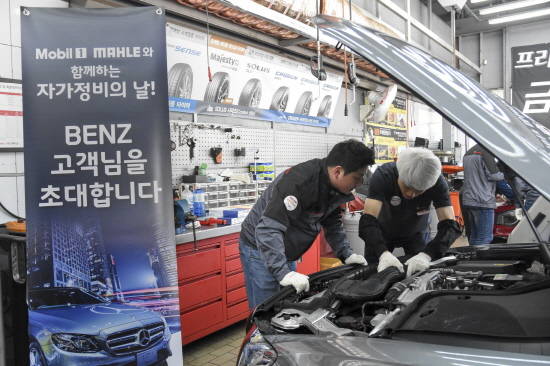 SK네트웍스 종합 차량관리 브랜드 '스피드메이트'가 21일과 28일 경기 오산 및 안양 소재 스피드메이트 매장에서 '자가 정비의 날' 행사를 진행했다. 사진은 28일 경기 안양에서 진행된 행사에서 고객과 정비사가 1:1 점검 중인 모습. ⓒ SK네트웍스