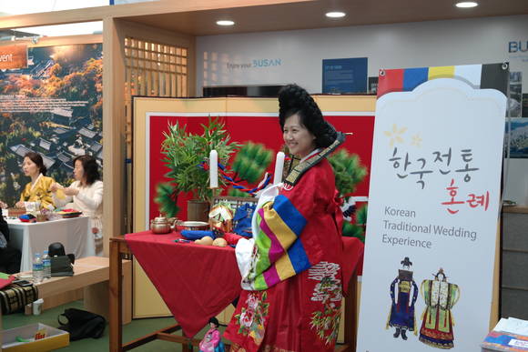 부산을 찾은 관광객이 전통혼례 체험을 하고 있다. ⓒ 부산관광공사
