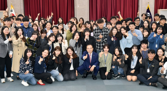 1일 노동절을 맞아 오거돈 시장이 부산시 취업연수생들과 함께 오찬을 즐기며 소통의 시간을 가졌다. ⓒ 부산시