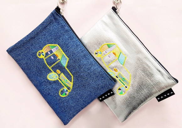 볼보자동차와 아텐토가 협업으로 제작한 파우치. ⓒ 볼보자동차코리아