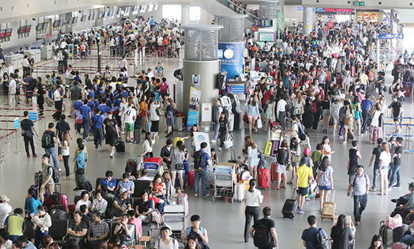 김해공항 이용객수는 2018년 1000만명을 돌파했다. 항공이용객들로 혼잡한 김해공항. ⓒ 부산시