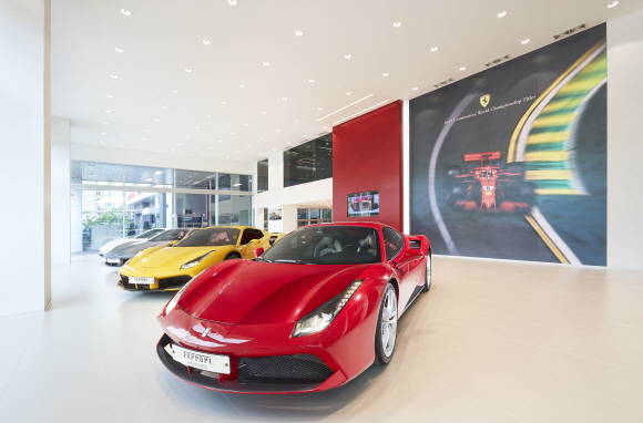 페라리의 한국 공식 인증 중고차 전시장이 서울 성수동으로 확장 이전했다. ⓒ FMK