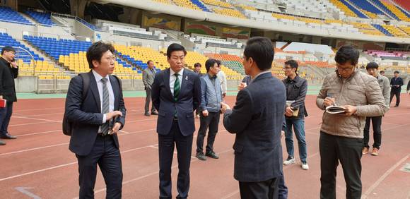정정복 부산시축구협회 회장이 관계자들과 함께 오는 6월7일 한국 vs 호주 축구 국가대표 경기가 열릴 부산아시아드 주경기장을 찾아 시설점검에 나섰다. ⓒ 부산시축구협회