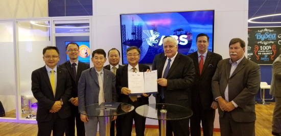 8일 휴스턴 현지에서 이성근 대우조선해양 사장(죄측 다섯번째)과 토니 나시프 ABS 최고운영책임자(좌측 여섯번째)를 비롯한 양사 관계자들이 기술협력 기본합의 체결식을 마친 뒤 기념촬영을 하고 있다. ⓒ 대우조선해양