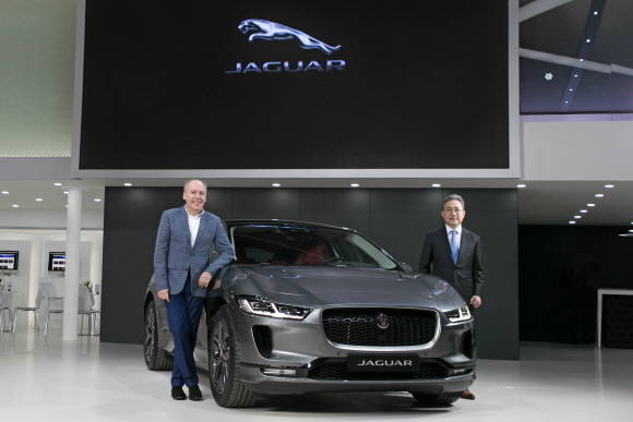 왼쪽부터 재규어 디자인 디렉터 이안칼럼, 재규어 랜드로버 코리아 백정현 대표. ⓒ 재규어 랜드로버 코리아