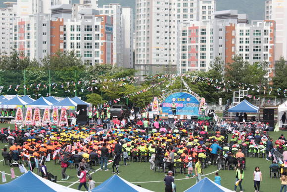 부산 기장군 정관신도시에 위치한 소두방공원에서 열린 '제24회 정관읍민 체육대회 및 한마당 축제' 장면. ⓒ 부산정관에너지(주)