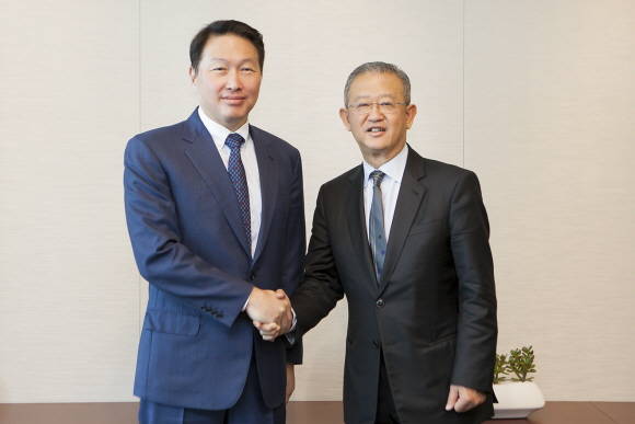 지난 9일 SK텔레콤 본사에서 응 켕 후이 AIA그룹 CEO 겸 회장(우측)과 최태원 SK그룹 회장(좌측)이 만나 협력방안을 논의하기 전 악수를 나누고 있다. ⓒ AIA그룹