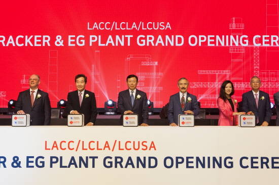 사진 좌측부터 △존 벨 에드워즈 루이지애나 주지사 △이낙연 국무총리 △신동빈 롯데그룹 회장 △해리 해리슨 주한미국대사 △실비아메이데이비스 백악관 정책 조정관 부차관보 △알버트 차오 Westlake사 사장. ⓒ 롯데케미칼