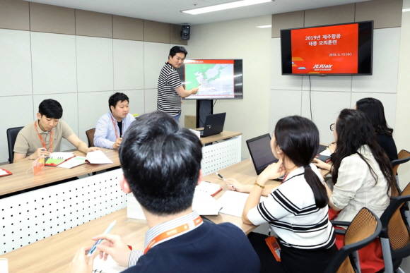 제주항공 종합통제실에서 임직원들이 태풍 대비 비상대응훈련을 진행하고 있는 모습. ⓒ 제주항공