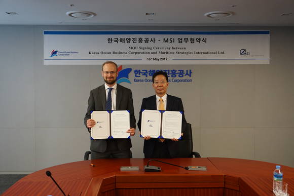 부산 한국해양진흥공사 본사에서 진행된 MSI간 업무협약식에서 한국해양진흥공사 조규열 본부장, MSI 제임스 프루(James Frew, Director) 이사가 MOU 체결 직후 기념촬영을 하고 있다. ⓒ 한국해양진흥공사