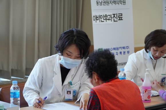 '이동 효드림' 의료봉사에 나선 손희영 동남권의학원 이비인후과 과장이 진료 중이다. ⓒ 동남권원자력의학원