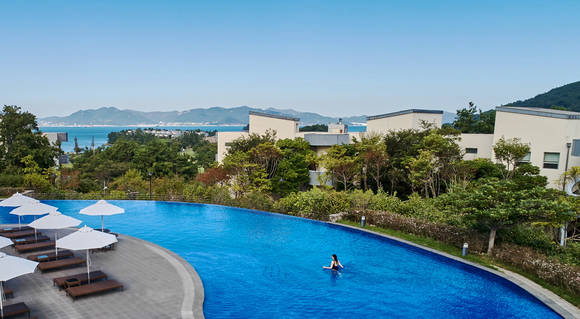 지난해 리모델링을 진행해 종전에 비해 두배로 넓어 진 아난티남해 야외수영장 전경. ⓒ 아난티 남해