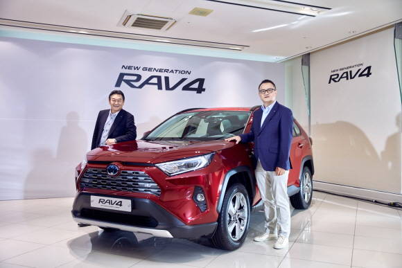 왼쪽부터 사에키 요시카즈 뉴 제너레이션 RAV4 치프 엔지니어, 타케무라 노부유키 토요타 코리아 사장. ⓒ 토요타 코리아
