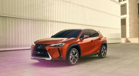 렉서스 디자인의 상징인 대형 스핀들 그릴은 압도적인 존재감을 선사하며 보는 각도에 따라 다른 인상을 주는 타임 인 디자인(Time in Design) 콘셉트로 UX의 매력을 다양한 측면에서 즐길 수 있다. ⓒ 렉서스 코리아