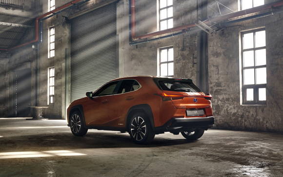 레이싱카의 후면 날개에서 영감을 받은 일자형 리어 콤비네이션 램프는 운전 시 바람으로 인한 차량의 흔들림을 안정시키는 공기역학기능도 겸한다. ⓒ 렉서스 코리아