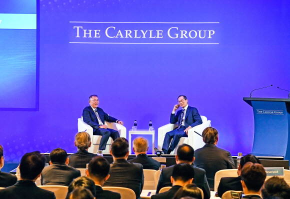 정의선 수석부회장(사진 좌측)과 칼라일 그룹 이규성 공동대표가 대담을 나누고 있는 모습. ⓒ 현대자동차그룹