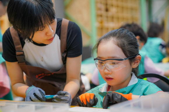 지난 25일 교보생명이 진행한 프로그램 '자원재순환과 새활용(Upcycling)'에 참여한 한 가족의 모습 ⓒ 교보생명