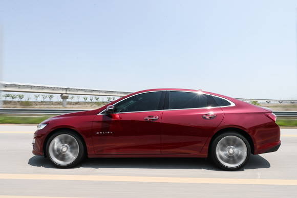 1.35 E-터보모델은 역대 국산 가솔린 중형 세단 최초로 복합연비 2등급을 기록했다. ⓒ 한국GM