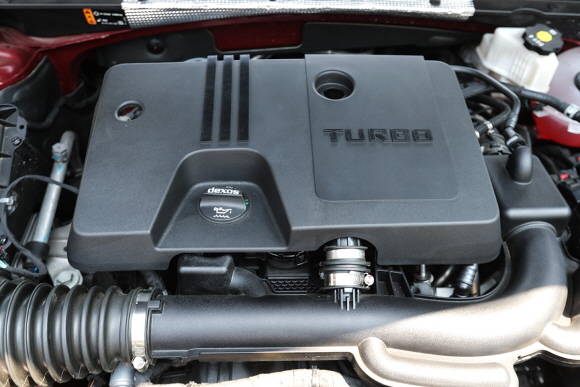 GM의 라이트사이징 엔진은 연료효율 향상과 배기가스 저감을 위해 엔진 배기량을 줄였지만, 터보차저 기술을 통해 출력과 토크 등 파워는 이전보다 높이는 합리적이고도 적절한 세팅이 이뤄진 것이 특징이다. ⓒ 한국GM