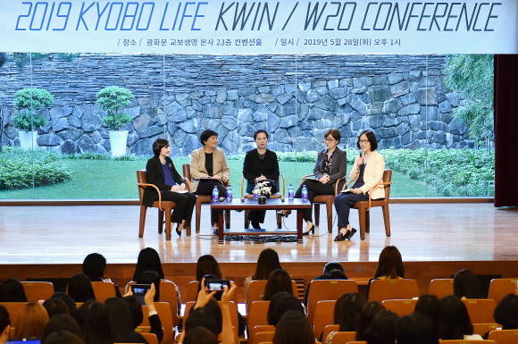 '2019 KWIN 컨퍼런스' 토크 세션인 'W20 토크콘서트'에 참여한 여성 패널들. 사진 왼쪽부터 허금주 교보생명 전무, 이건정 여성가족부 여성정책국장, 강주현 글로벌경쟁력강화포럼 GCEF 상임대표, 강민아 이화여대 행정학과 교수, 한정아 IBM 상무 ⓒ 교보생명