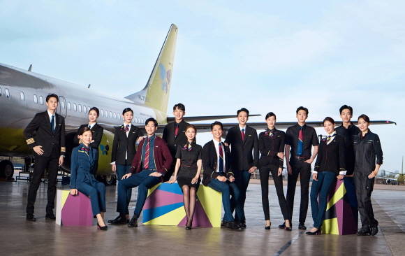 진에어 전 직군(객실 및 운항승무원, 공항운송, 항공정비) 유니폼. ⓒ 진에어