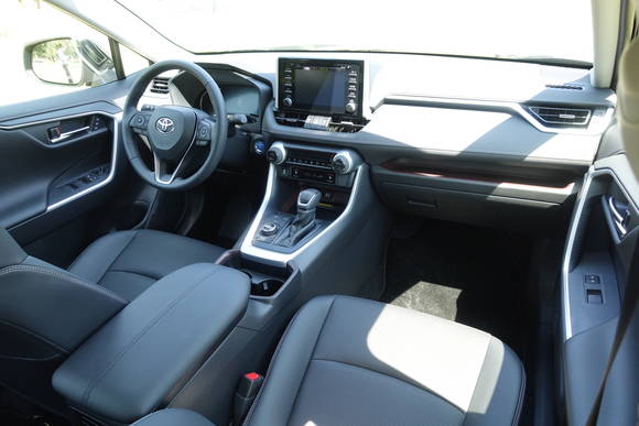 인테리어는 더 슬림하고 더 낮게 배치된 인스트루먼트 패널로 인해 전방 시야가 개선됐다. = 노병우 기자